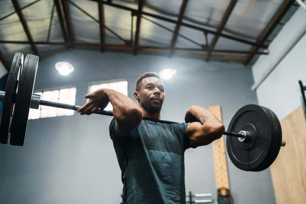 Athlète de Crossfit effectuant un exercice avec un haltère.