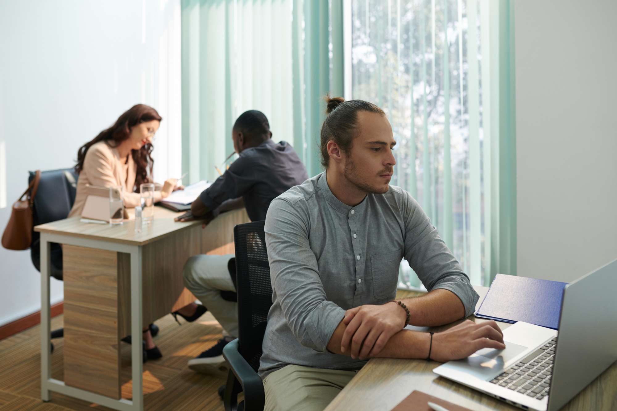 Homme d'affaires à la recherche d'un nouvel emploi en ligne