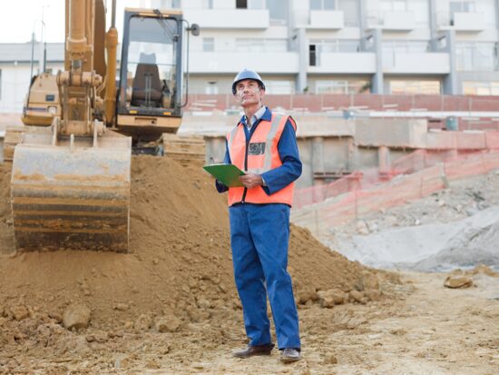 Homme mûr sur un chantier de construction