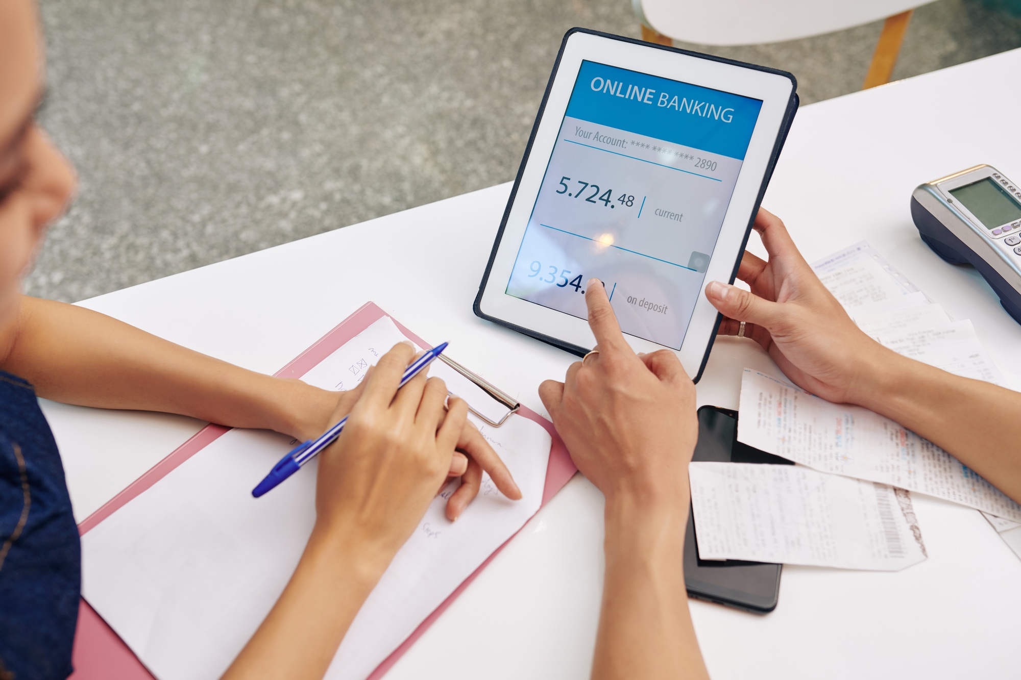 Les propriétaires de petites entreprises discutent de leurs dettes avec leur banque