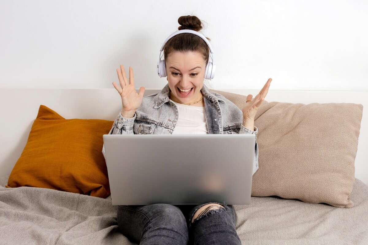 Surprise, émotions positives. Une fille a gagné un prix en ligne.