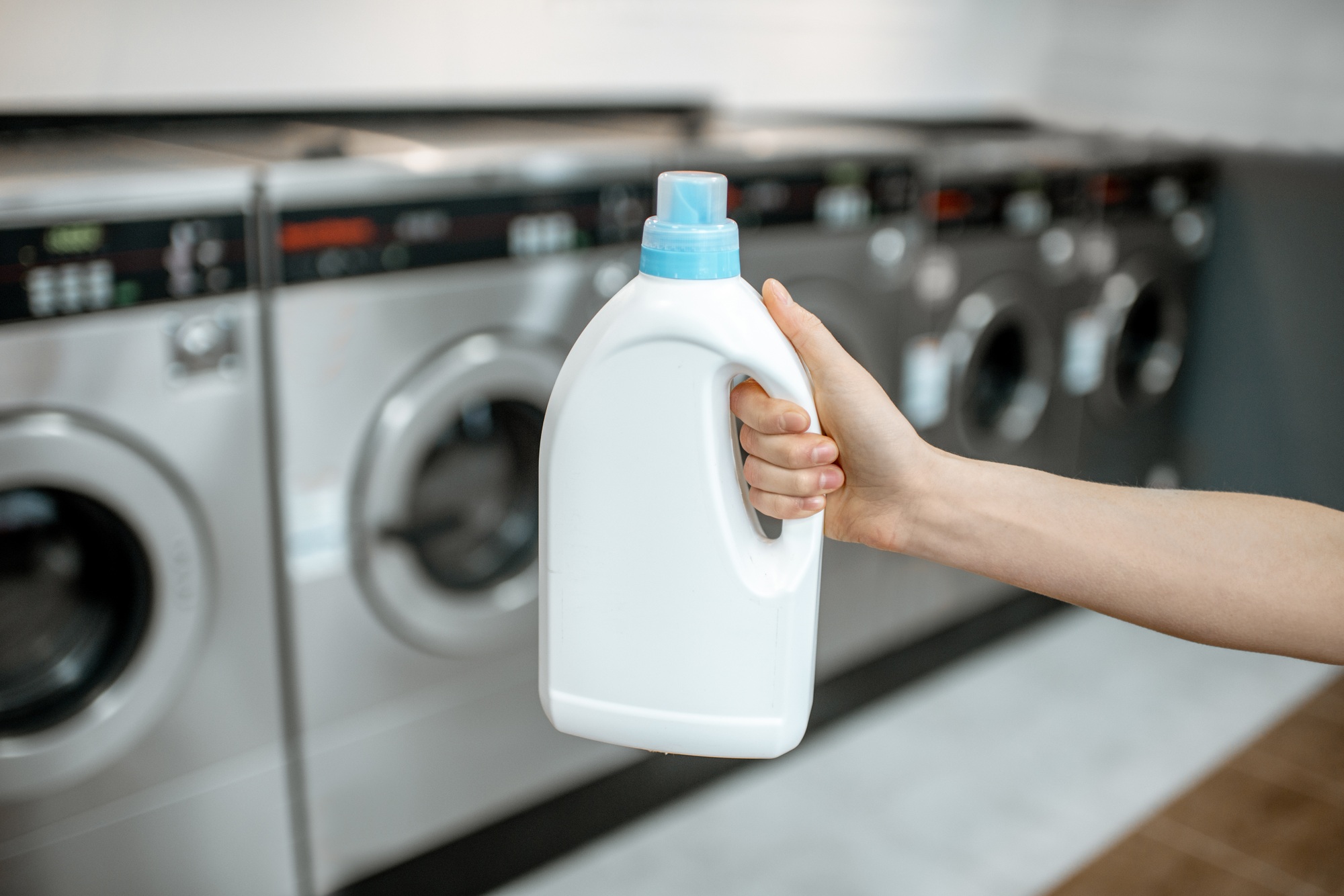 Tenue d'un flacon de détergent à la laverie