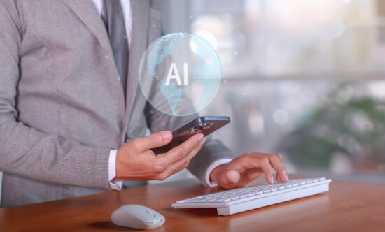 Un homme d'affaires utilise l'IA pour améliorer la productivité et l'efficacité de son bureau